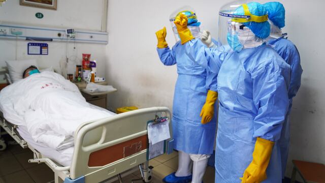 Médicos atienden a paciente contagiado.
