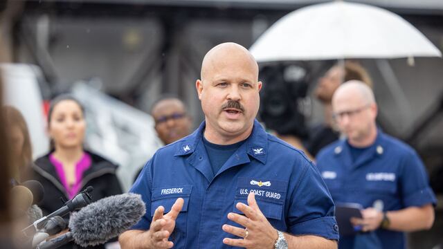 Jamie Frederick, capitán de la Guardia Costera de Estados Unidos que coordina esfuerzo de búsqueda del submarino del Titanic