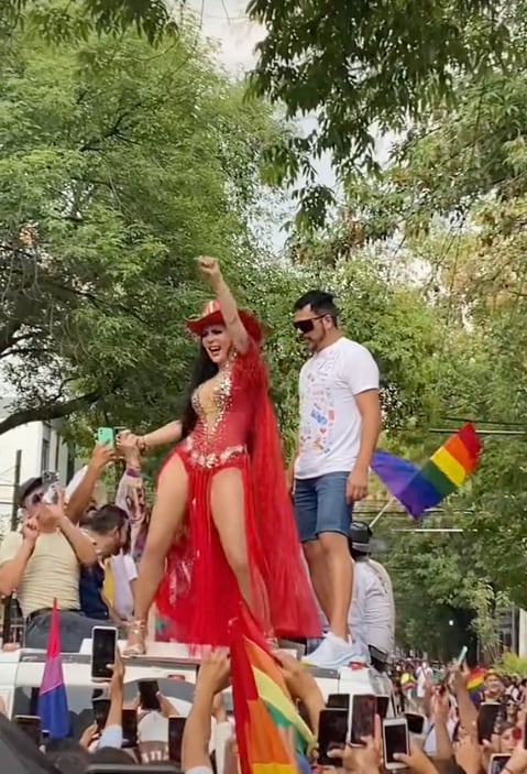 Maribel Guardia en la marcha LGBT