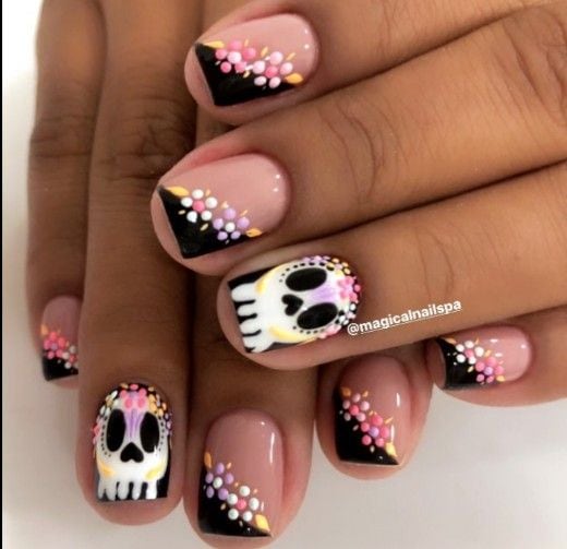 Día de Muertos 2023: Uñas de calavera con flores
