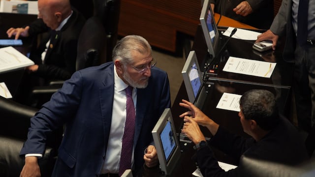 Adán Augusto López Hernández y Javier Corral durante sesión en la Cámara de Senadores