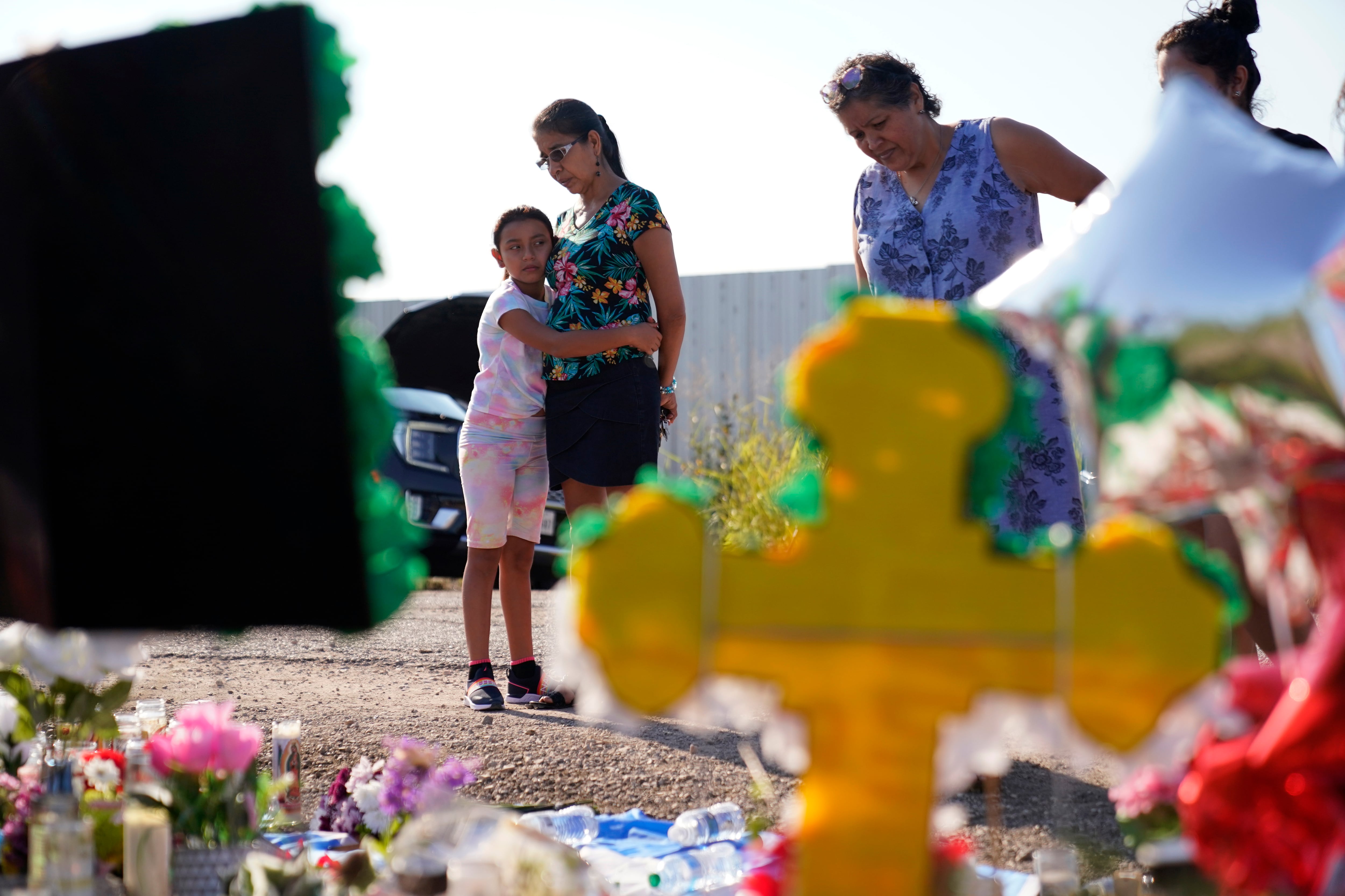Ofrenda para los 53 migrantes muertos en el tráiler de San Antonio, Texas