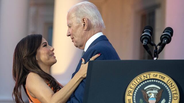 ¿Eva Longoria fue toqueteada por Joe Biden? Un video probaría el acoso a la actriz