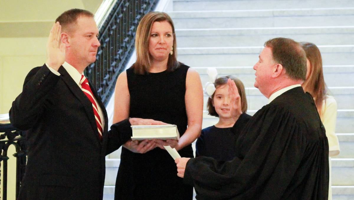 Eric Schmitt y su esposa con sus hijas