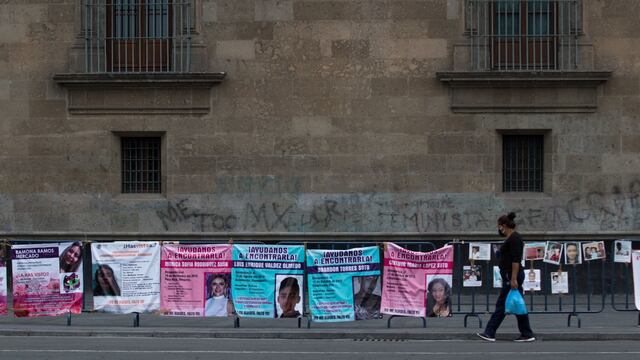 Plantón en Palacio Nacional.