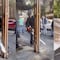 VIDEO: Ahora Sandra Cuevas usa una motosierra para talar pérgolas ilegales de restaurantes
