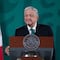 AMLO presume la medalla de plata que le dio el Financial Times