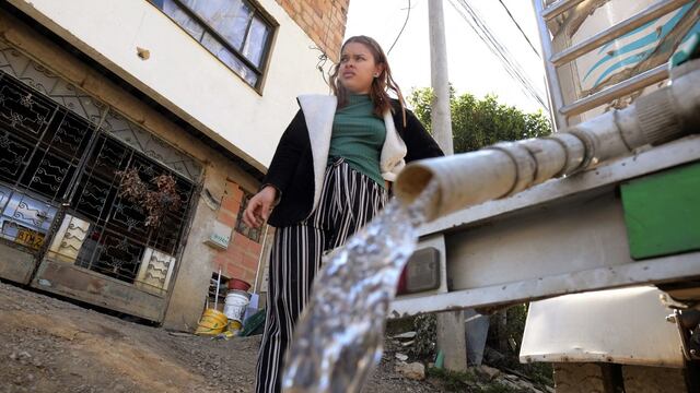 En Bogotá le piden a las parejas que se bañen juntos para ahorrar agua