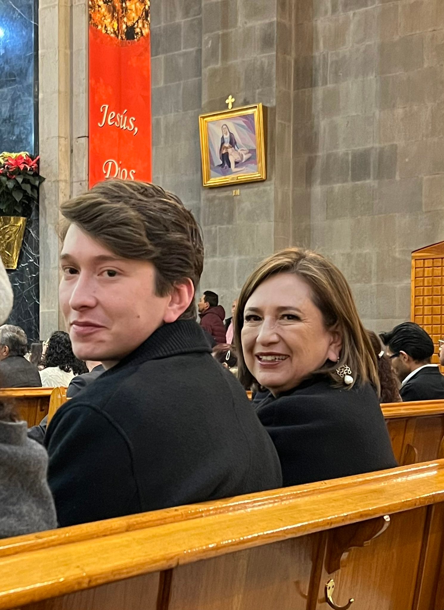 Lilly Téllez se encuentra con Xóchitl Gálvez en misa