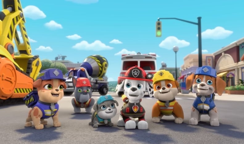 Rubble y Marshall de Paw Patrol construyen una estación de bomberos: