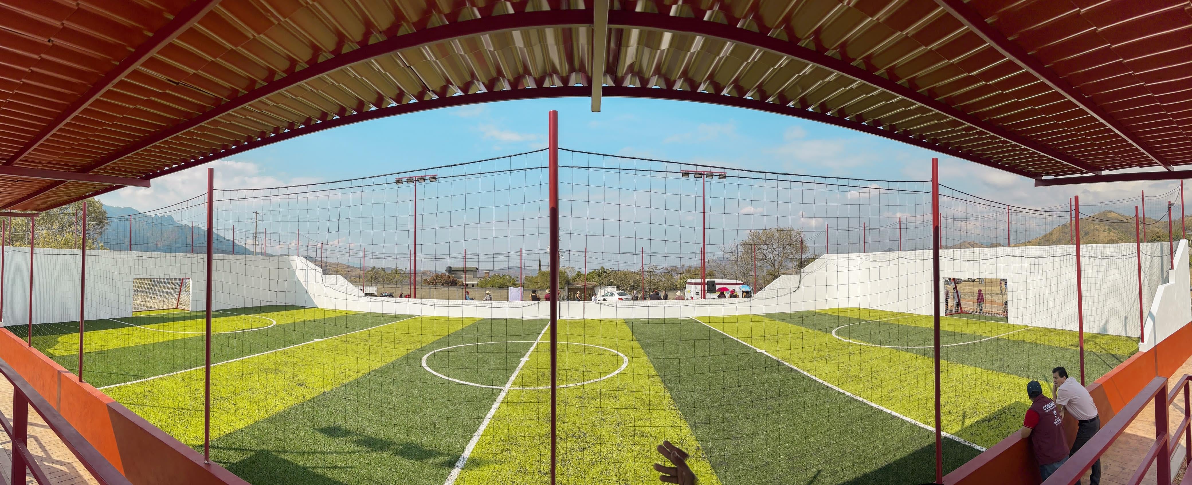 Michelle Núñez Ponce entrega cancha de fútbol rápido