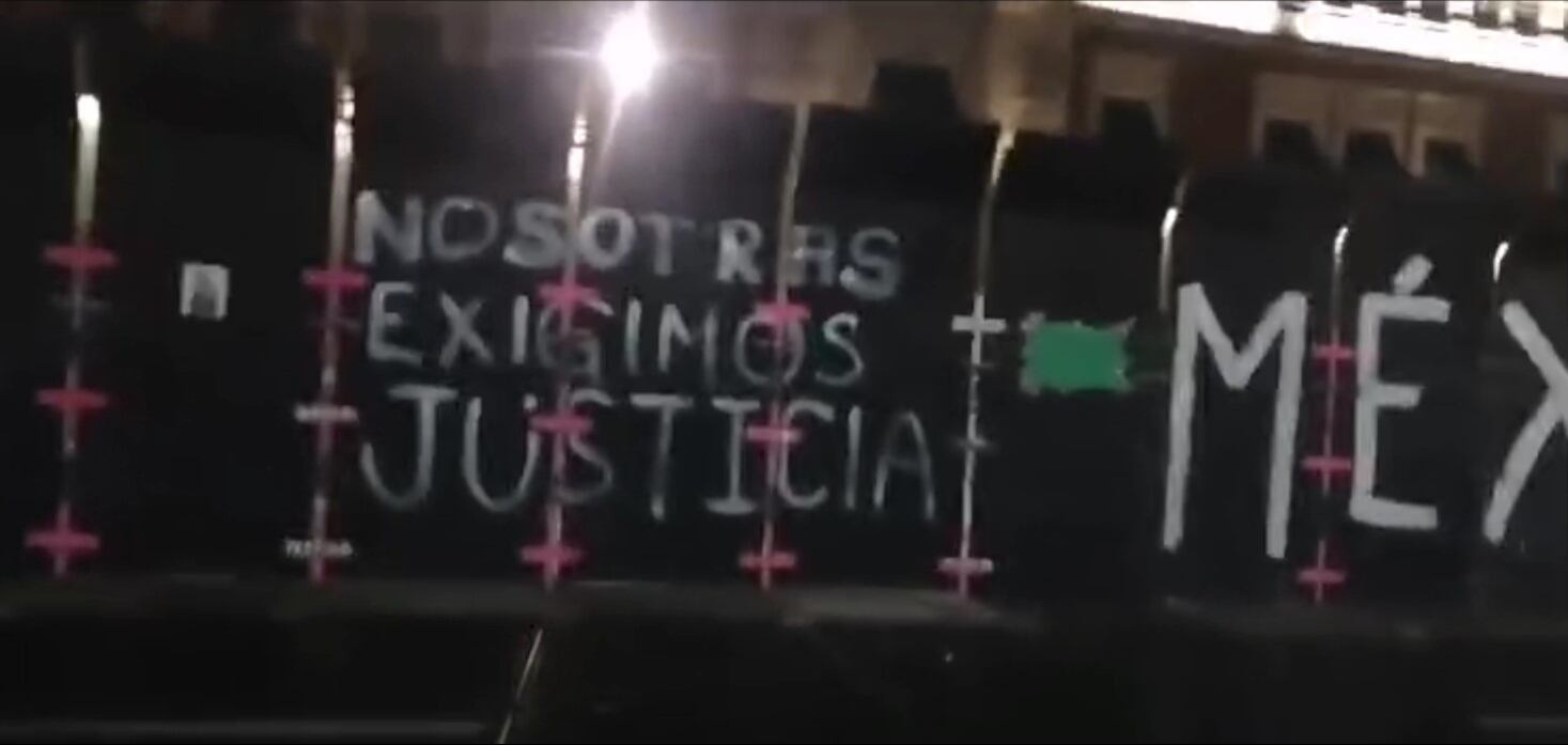 Pinta en vallas de Palacio Nacional