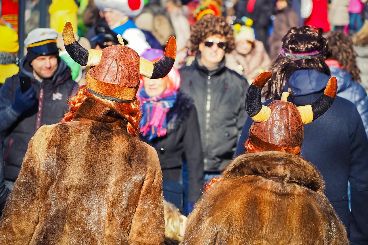 Pareja con cascos de vikingo