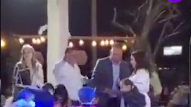 Mario Alberto López, alcalde de San Juan de Sabinas, lanzó billetes en un bautizo