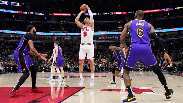 Una stripper fue captada bailando en un palco en el duelo Chicago Bulls vs Los Angeles Lakers.