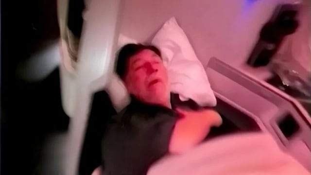 Captan a Fernández Noroña durmiendo en primera clase en su vuelo de regreso de Italia