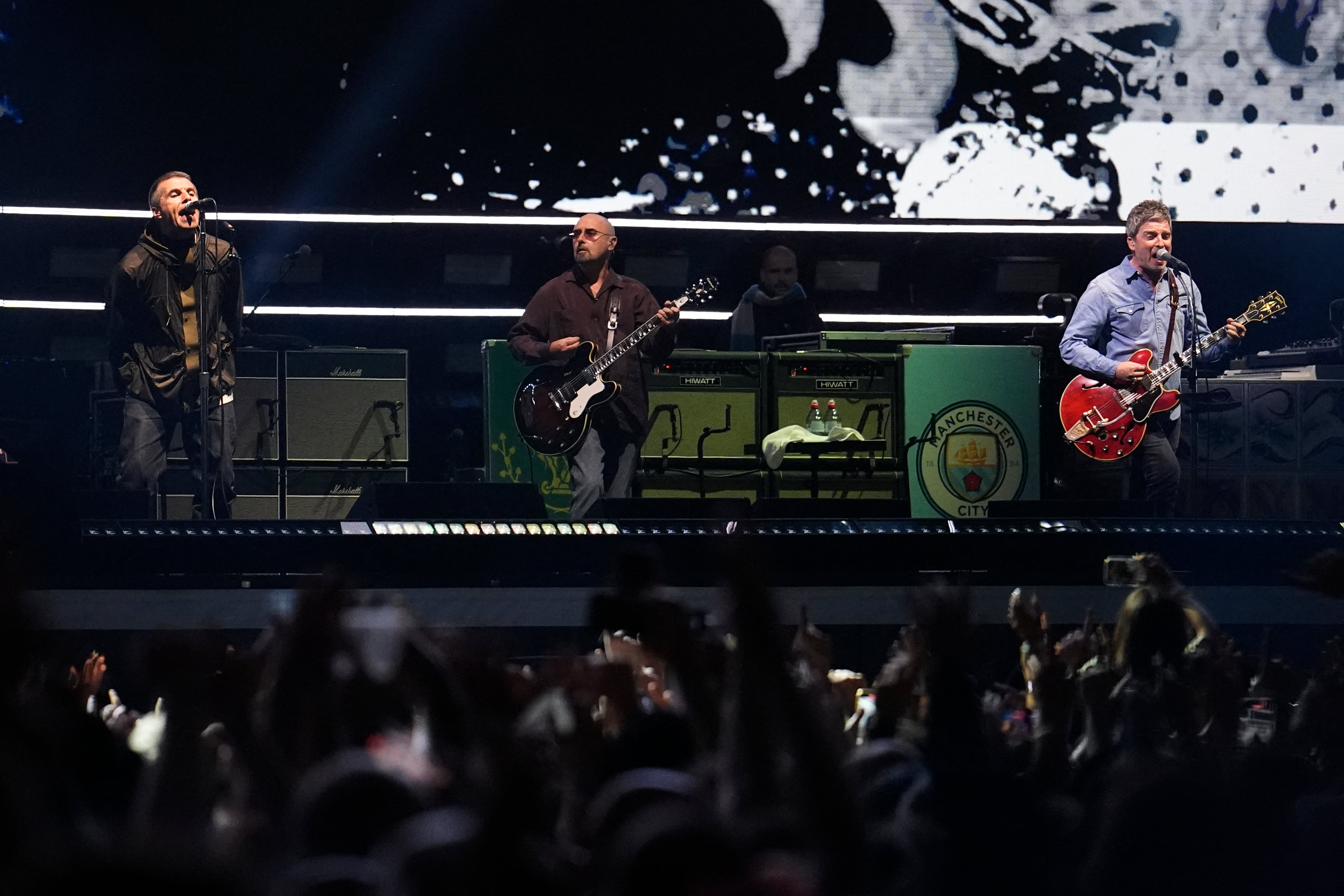 Un fan muere durante el concierto de Oasis en Reino Unido