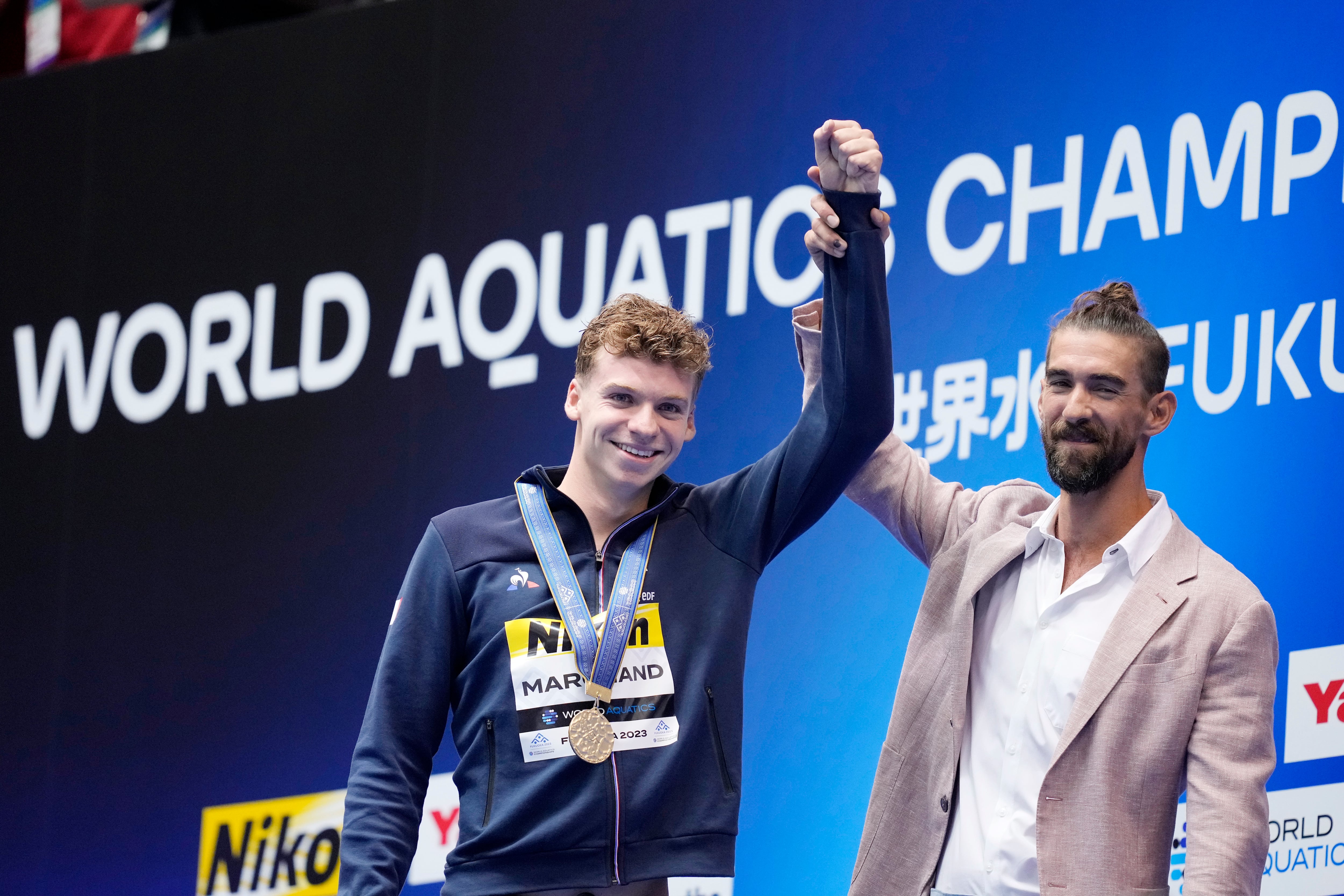 Léon Marchand y Michael Phelps.
