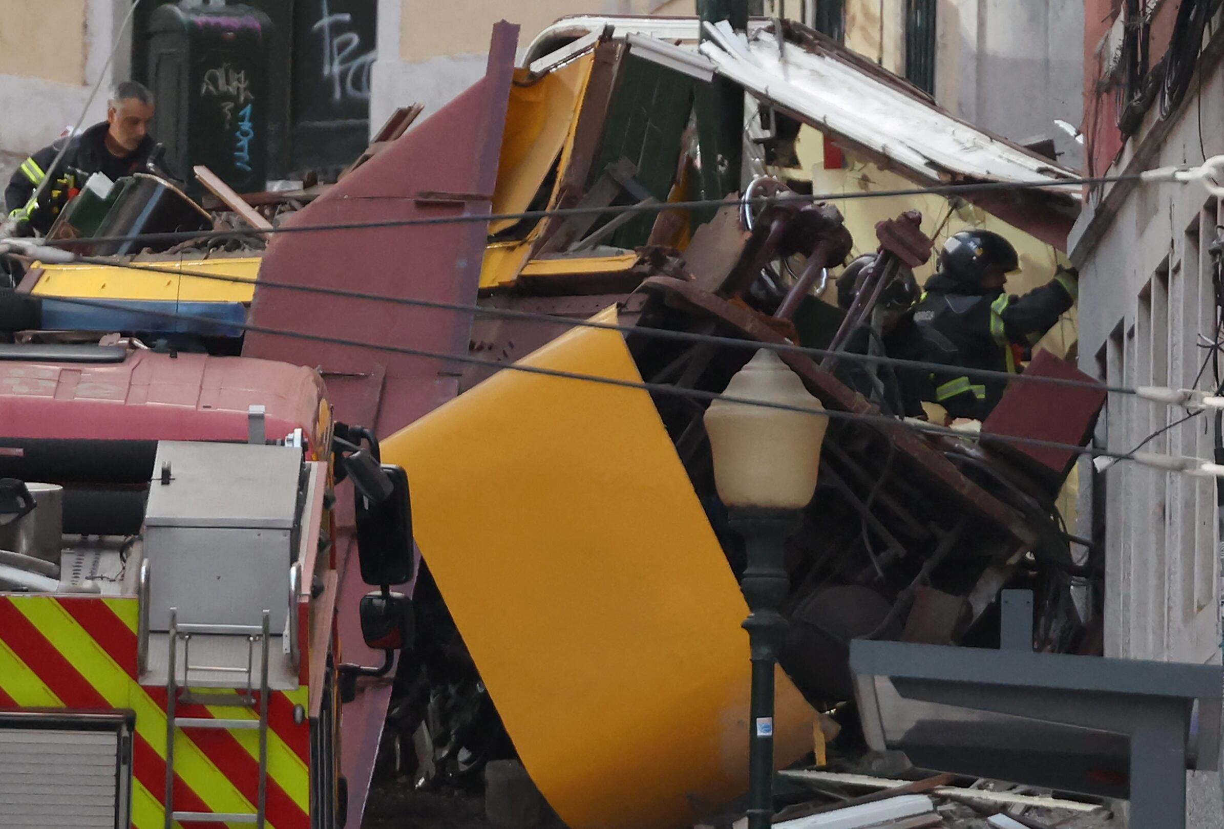 Portugal: descarrila funicular turístico; hay 15 muertos y 20 heridos