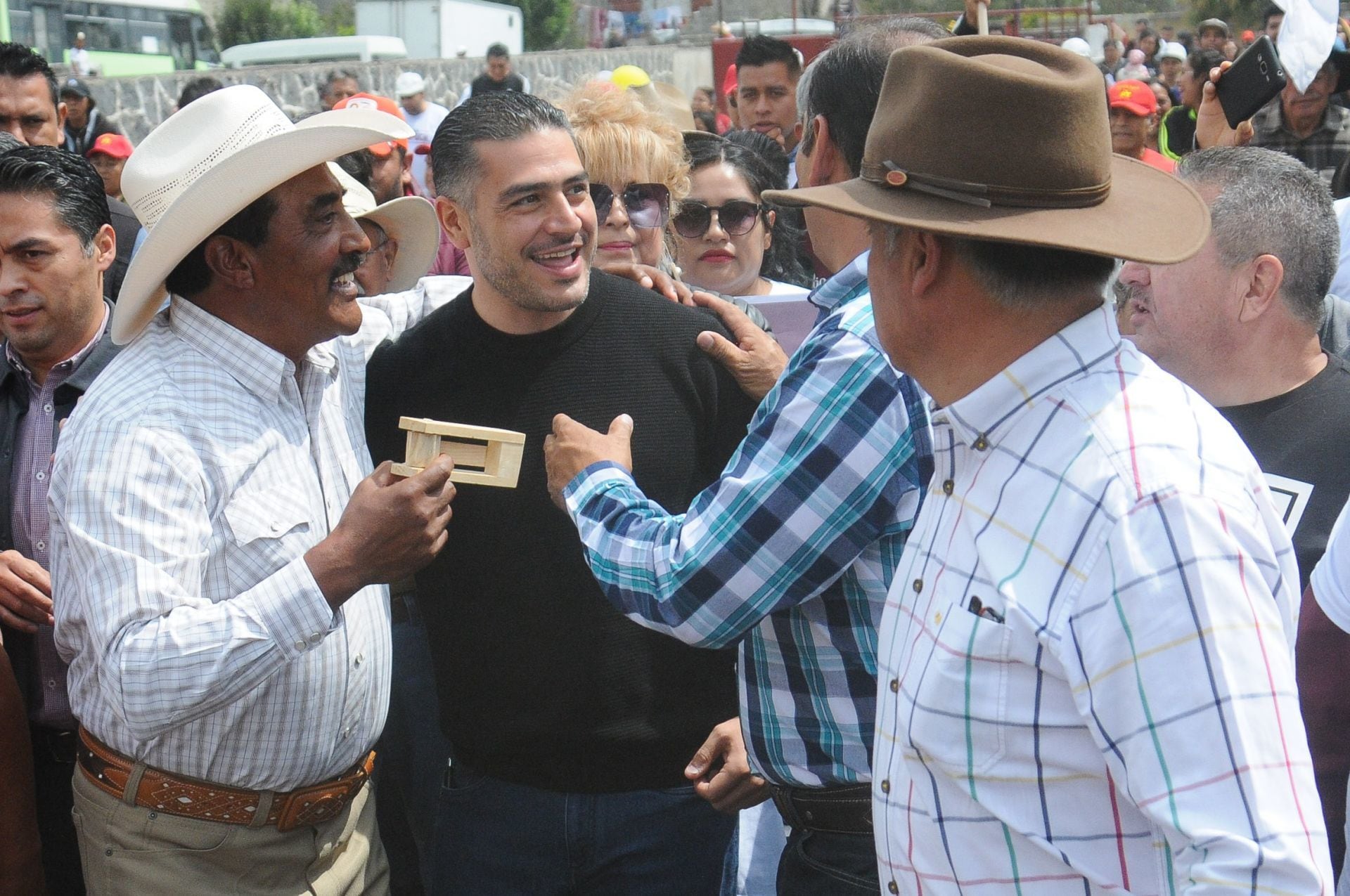 Habitantes del pueblo de San Nicolás Totolapan en la Magdalena Contreras reciben a Omar García Harfuch