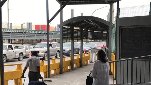 A la izquierda, la fila de vehículos para entrar a México sin que a sus ocupantes les hagan la prueba básica de temperatura.
A la derecha, los carriles hacia EU vacíos y solo los residentes o ciudadanos norteamericanos pueden pasar.