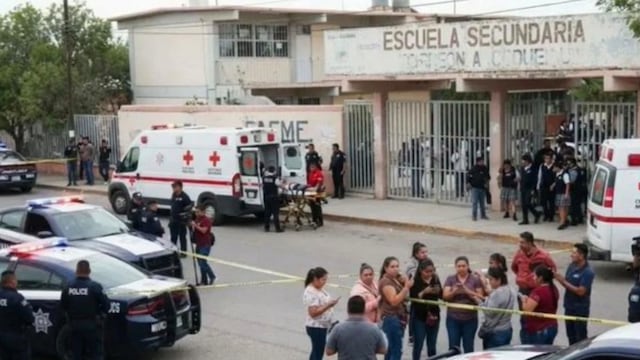 Servicios de emergencia y personal de seguridad llegaron a la secundaria de Torreón que fue atacada con machetes y bombas molotov.