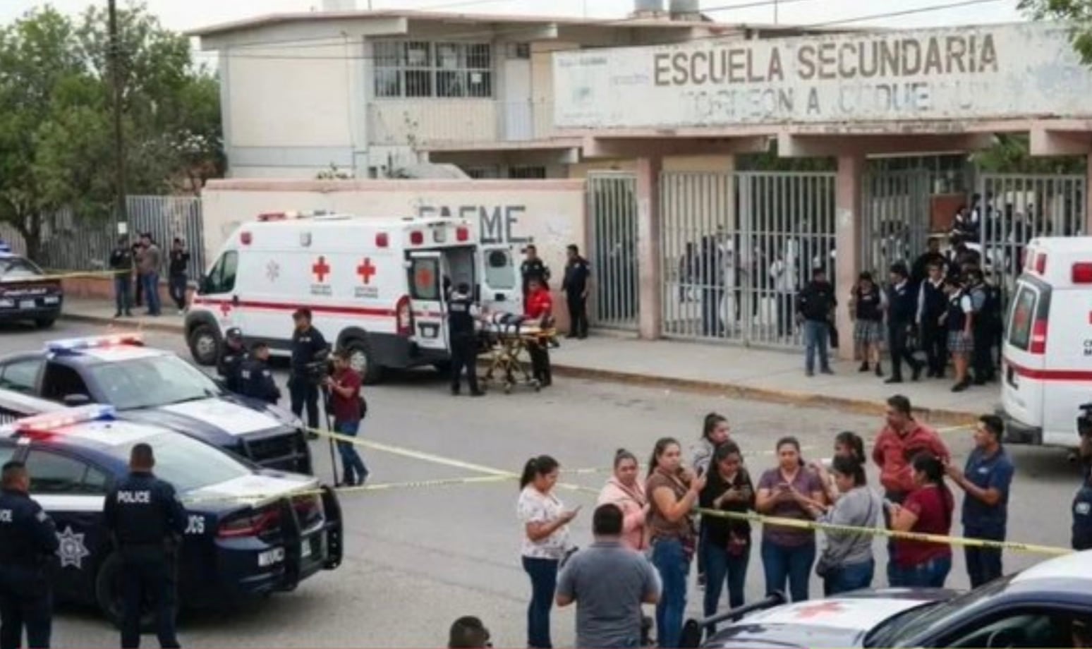 Servicios de emergencia y personal de seguridad llegaron a la secundaria de Torreón que fue atacada con machetes y bombas molotov.