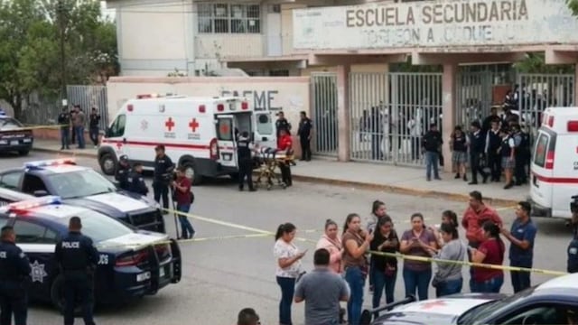 Servicios de emergencia y personal de seguridad llegaron a la secundaria de Torreón que fue atacada con machetes y bombas molotov.
