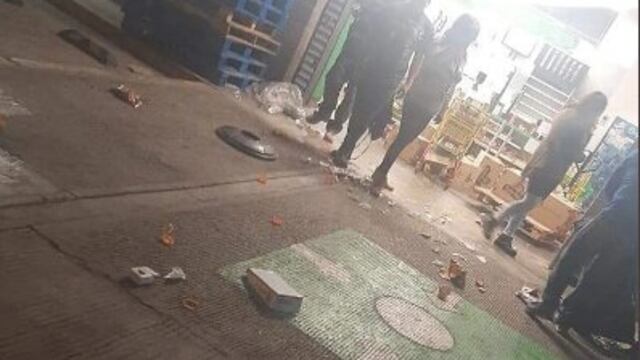 Saqueo en tienda de autoservicio.