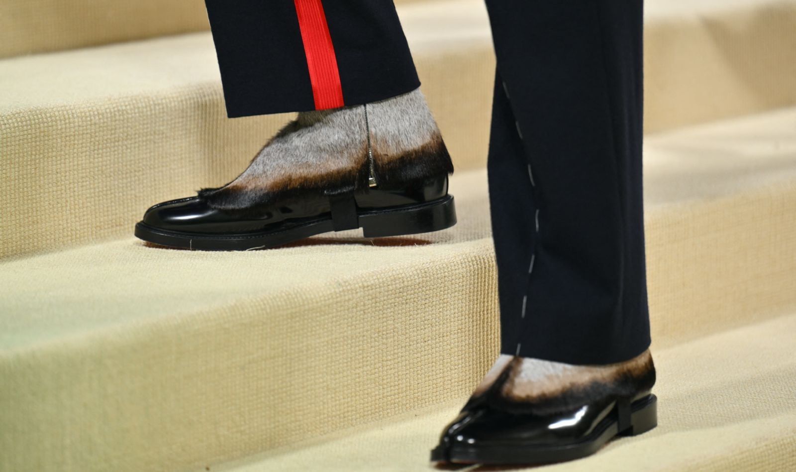 Bad Bunny deslumbra con traje sastre y zapatos de pezuña en la Met Gala 2024