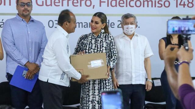 Evelyn Salgado entrega equipos de cómputo a docentes