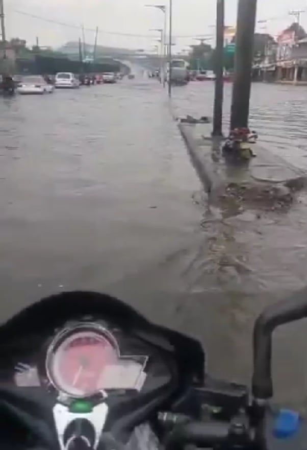 Lluvias CDMX hoy 14 de julio inundan otra vez Calzada Zaragoza; reportan tránsito lento