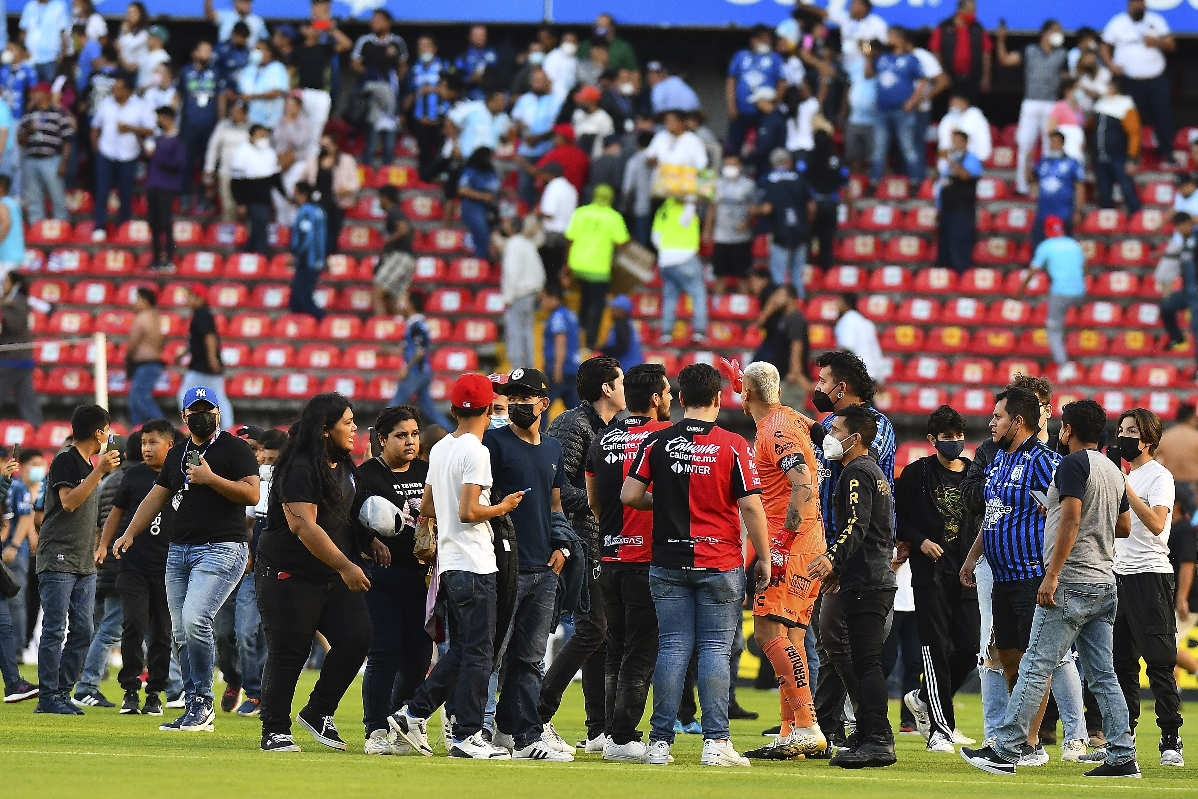 Pelea entre fans del Querétaro FC y Atlas FC