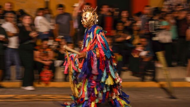 Colectivos y barrios de la capital de Oaxaca participaron en la Magna Comparsa de Día de Muertos que recorrió calles del centro histórico