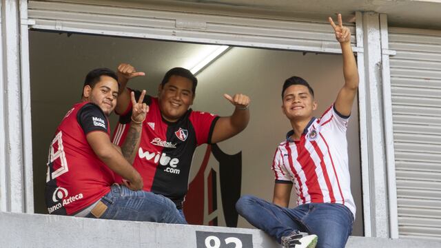 Fans de Chivas y Atlas