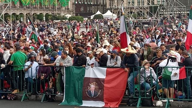 ¿Violando la ley? Ponen la cara de AMLO a bandera de México durante celebración del 15 de septiembre