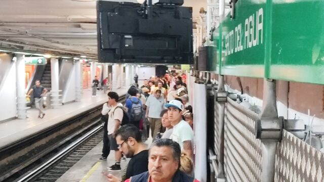 Tren detenido el la Línea 8 del Metro CDMX