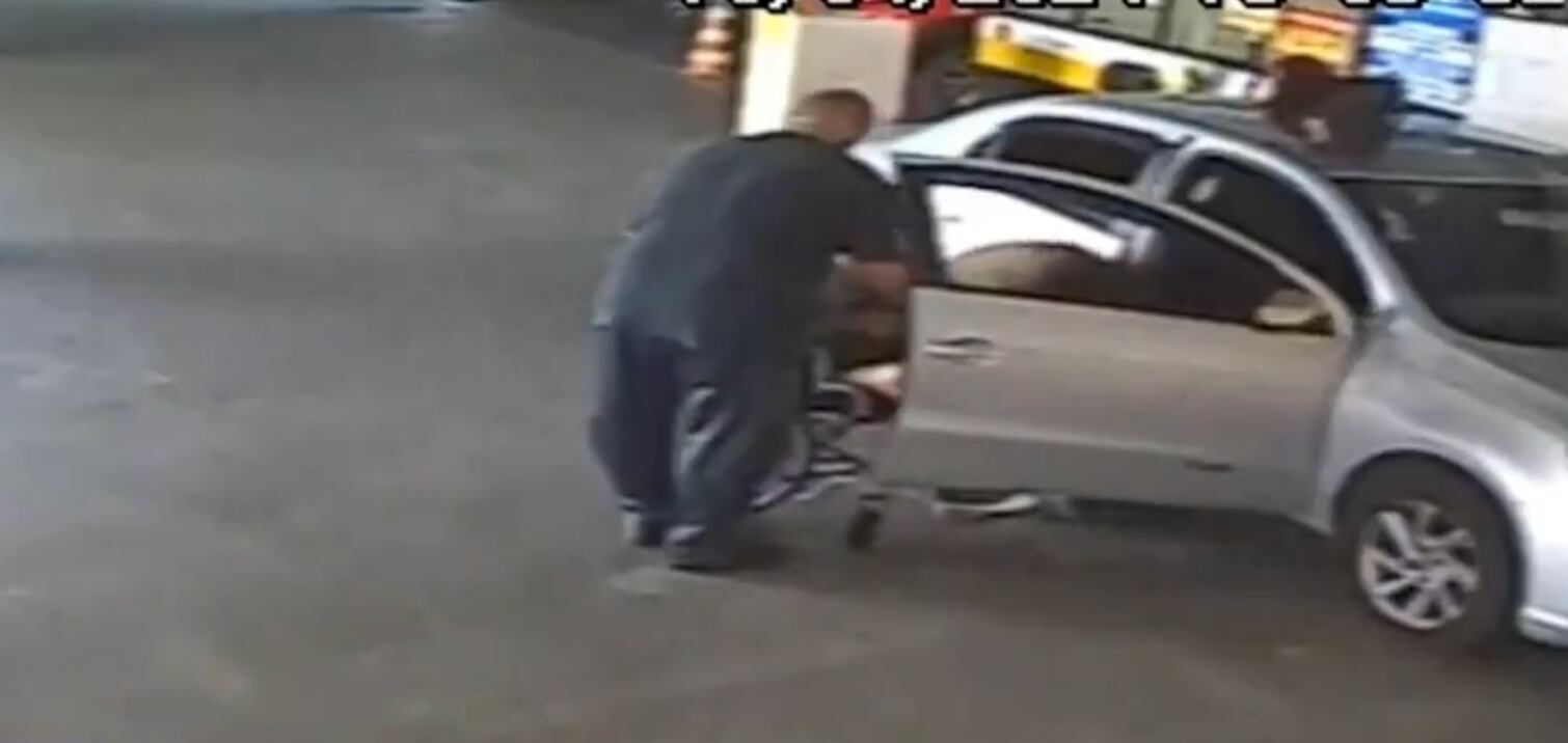 Mujer que llevó a su tío al banco a sacar un préstamo