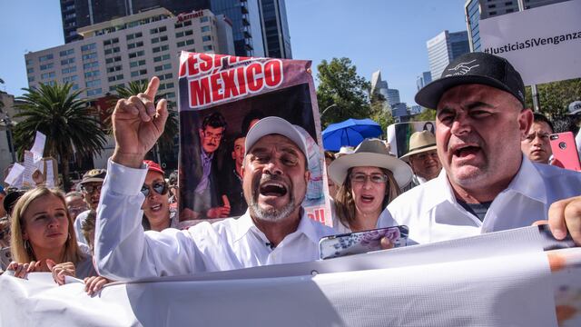 Adrián LeBarón (izq.) Dispuesto a ir a la guerra si AMLO lo arma.