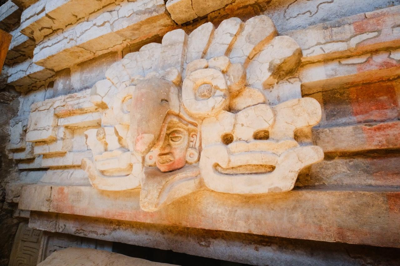 Salomón Jara recorre la Tumba 10 de Huitzo junto a Claudia Curiel.