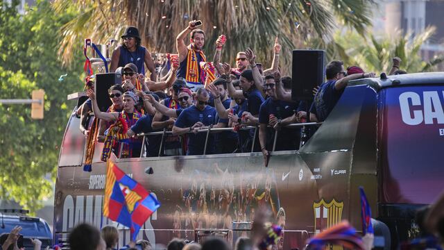 El insólito momento en el que Szczesny le ofrece un puro a un canterano de 17 años durante festejos del FC Barcelona
