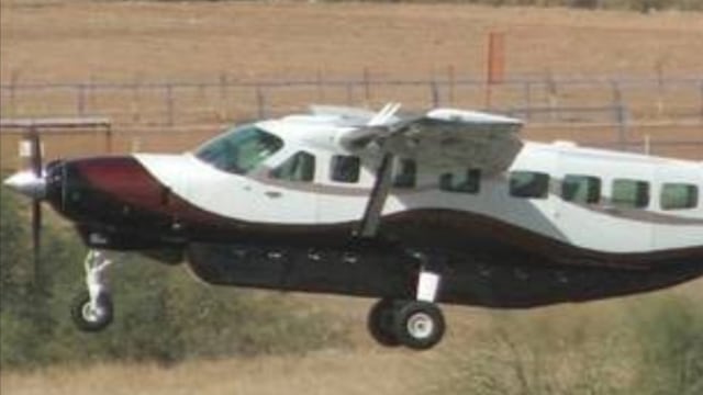 En la avioneta viajan 2 personas.