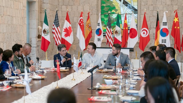 Esteban Villegas firma acuerdo de cooperación con Hubei