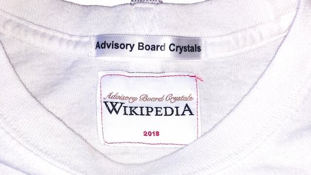 Imagen frontal de la colaboración entre Wikipedia y Advisory Board Crystals (Abc).