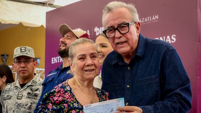 Rubén Rocha entregó apoyos emergentes a familias afectadas