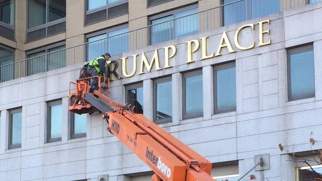 Retiran marquesinas con nombre de Trump