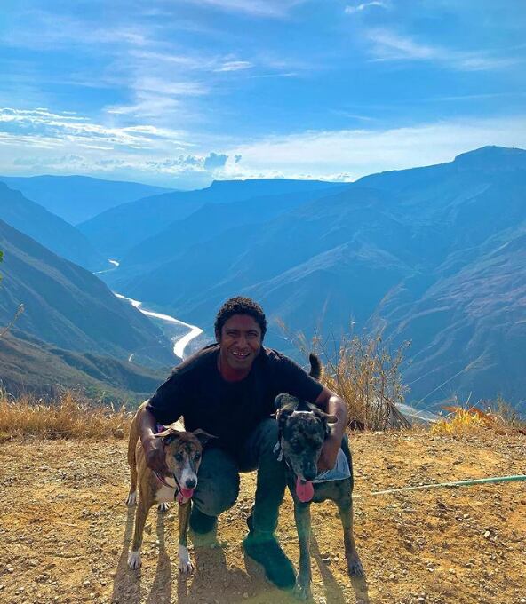 Hombre sin hogar que celebró a sus perritos