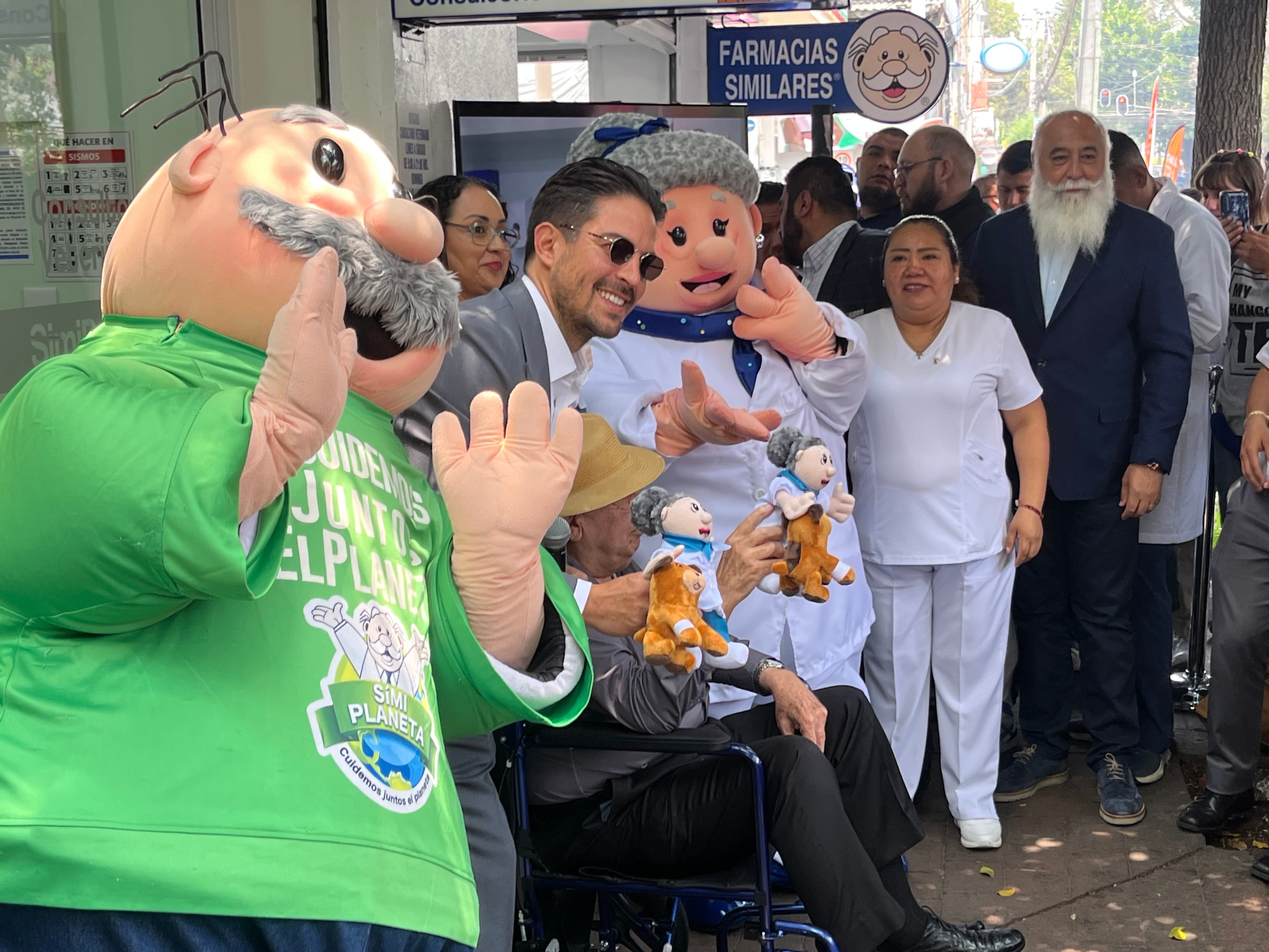 Inauguración del primer consultorio veterinario de Simi Pet Care de Farmacias Similares en Escandón, CDMX