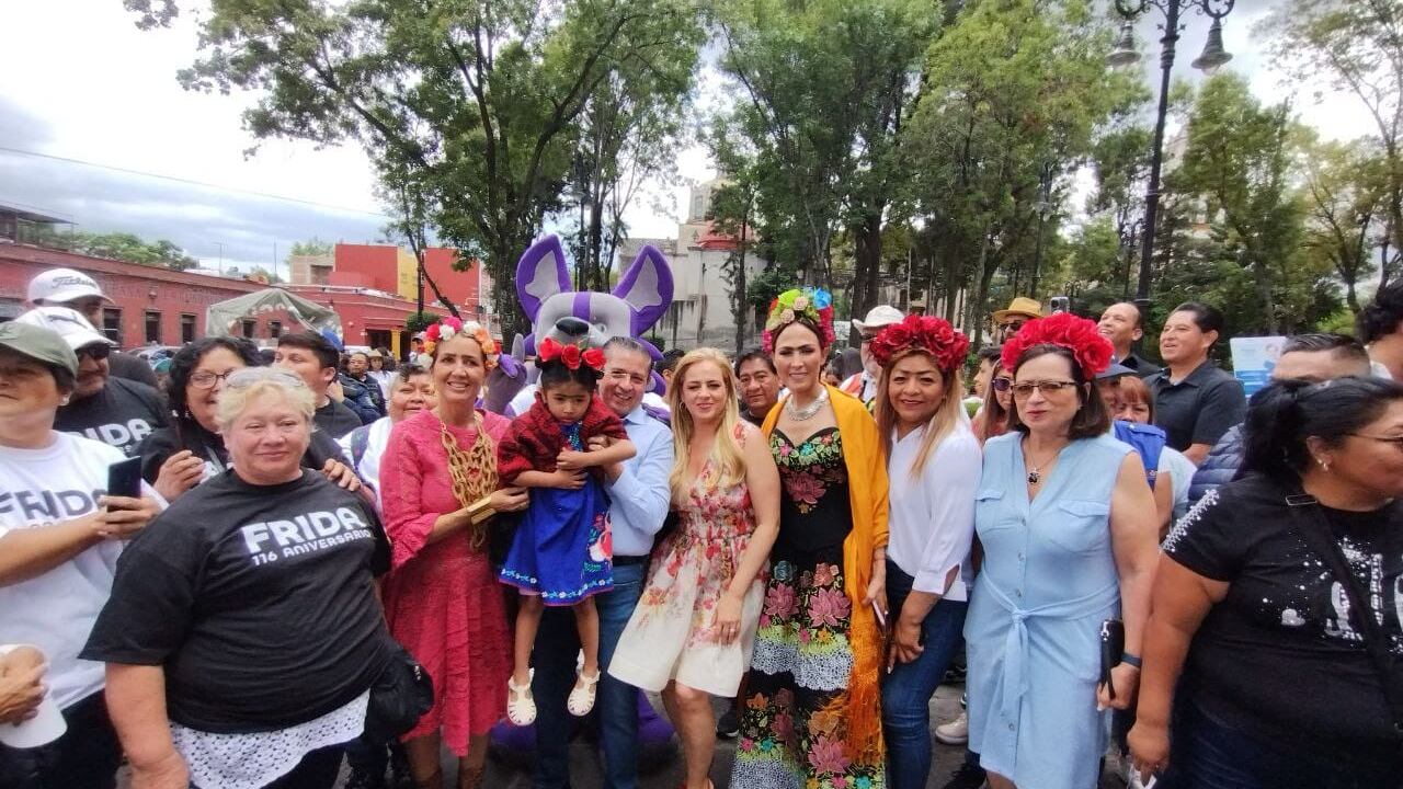 Frida Kahlo en Coyoacán: Con retrato vivo, recuerdan a la artista a 116 años de su nacimiento