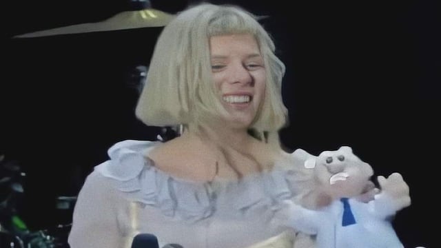 Aurora con un peluche del Doctor Simi en el Corona Capital 2021